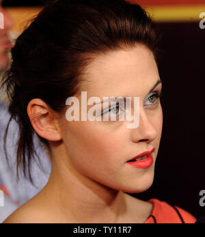 Membro del cast Kristen Stewart assiste la premiere del motion picture commedia "Adventureland' a Los Angeles il 16 marzo 2009. (UPI foto/Jim Ruymen) Foto Stock