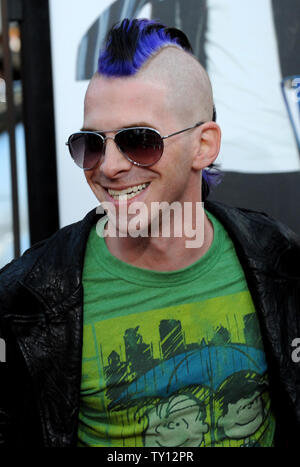 Attore Seth Green Sport un mohawk come frequenta la premiere del motion picture commedia "17 nuovamente", a Grauman's Chinese Theater nella sezione di Hollywood di Los Angeles il 14 aprile 2009. (UPI foto/Jim Ruymen) Foto Stock