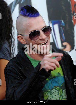 Attore Seth Green Sport un mohawk come frequenta la premiere del motion picture commedia "17 nuovamente", a Grauman's Chinese Theater nella sezione di Hollywood di Los Angeles il 14 aprile 2009. (UPI foto/Jim Ruymen) Foto Stock