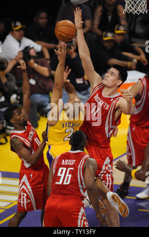 Los Angeles Lakers' Derek Fisher (2) va al cestello come Houston Rockets Yao Ming (11), Ron Artest (96) e Aaron Brooks (0) difendere durante la prima metà del loro NBA Western Conference Semi-Final gioco 1 a Los Angeles il 4 maggio 2009. (UPI Photo/ Phil McCarten) Foto Stock