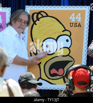Creatore e produttore esecutivo Matt Groening segni un poster a l'inaugurazione del nuovo 'The Simpsons' U.S. francobolli a Los Angeles il 7 maggio 2009. (UPI foto/Jim Ruymen) Foto Stock