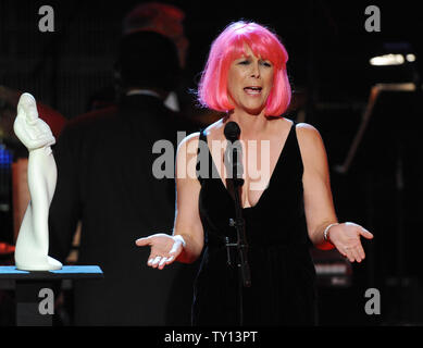 L'attrice Jamie Lee Curtis accetta il coraggio di cura premio consegnato a lei da attore e governatore della California Arnold Schwarzenegger presso la Noche de Ninos beneficiare di gala in Beverly Hills, la California il 9 maggio 2009. (UPI foto/Jim Ruymen) Foto Stock