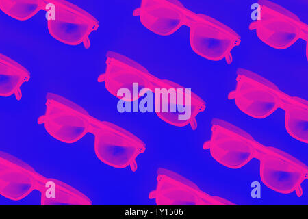 Occhiali da sole contro sfondo blu neon seamless pattern di estate Foto Stock