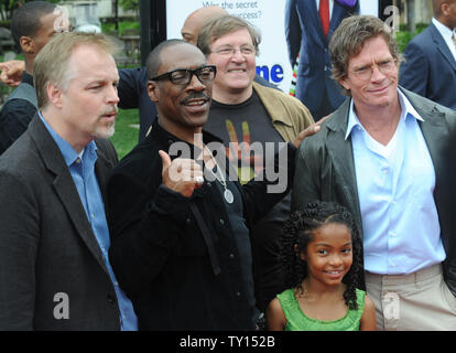 Direttore Karey Kirkpatrick (L) si unisce a membri del cast Eddie Murphy, Yara Shahidi e Thomas Haden Church (L-R) durante la premiere del suo nuovo motion picture commedia drammatica 'immaginare che l', il Paramount Studios molto a Los Angeles il 6 giugno 2009. (UPI foto/Jim Ruymen) Foto Stock