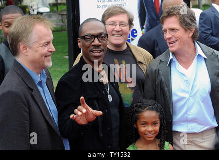 Direttore Karey Kirkpatrick (L) si unisce a membri del cast Eddie Murphy, Yara Shahidi e Thomas Haden Church (L-R) durante la premiere del suo nuovo motion picture commedia drammatica 'immaginare che l', il Paramount Studios molto a Los Angeles il 6 giugno 2009. (UPI foto/Jim Ruymen) Foto Stock