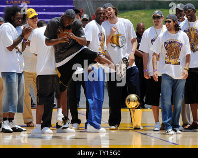 Los Angeles Lakers di Kobe Bryant (seconda R) festeggia con coach Phil Jackson (cappello giallo) e i compagni di squadra, Lamar Odom, Pau Gasol e Sasha Vujacic (L-R) durante i Lakers' campionato NBA cerimonia al Colosseo a Los Angeles il 17 giugno 2009. Una folla di circa 90.000 fan hanno partecipato. (UPI foto/Jim Ruymen) Foto Stock