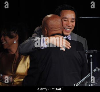 Berry Gordy, foreground, produttore e fondatore della Motown etichetta discografica, abbraccia Smokey Robinson, come egli lo presenta con il Rhythm & Soul Heritage Award al ASCAP Rhythm & Soul Music Awards di Beverly Hills, la California il 26 giugno 2009. (UPI foto/Jim Ruymen) Foto Stock