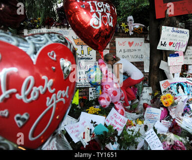 Victoria Bedrosian di Argentina luoghi fiori ad un ripiego memorial ricordando la pop star Michael Jackson al di fuori della famiglia Jackson home in Encino, la California il 27 giugno 2009. .(UPI foto/Jim Ruymen) Foto Stock