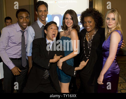 Attori dalla serie TV di comunità (da sinistra a destra) Donald Glover, Danny Pudi, Ken Jeong, Alison Brie, Yvette Nicole Brown e Gillian Jacobs arrivare alla NBC Universal Press Tour 2009 a San Marino, la California il 5 agosto 2009. UPI/Hector Mata Foto Stock