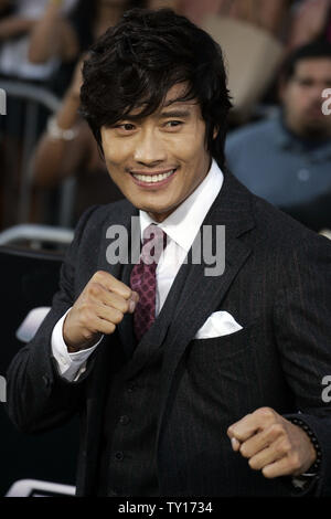 Byung-hun Lee assiste il tappeto rosso lo screening di Motion Picture sci-fi thriller 'G.I. Joe: la salita del Cobra', a Grauman's Chinese Theater nella sezione di Hollywood di Los Angeles il 6 agosto 2009. UPI/Jonathan Alcorn Foto Stock