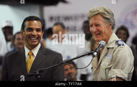 Area remota Medical fondatore Stan Brock (L) e Los Angeles sindaco Antonio Villaraigosa, sorriso il giorno finale di una cura di salute clinica istituito dalla remota area Medical al Forum di Inglewood, la California il 18 agosto 2009. Il Los Angeles evento segna la prima volta remota area Medical ha fornito tali cure mediche in una grande area urbana. Il gruppo serve tipicamente pazienti in remote aree rurali degli Stati Uniti e si sposta verso i paesi sottosviluppati. UPI/Jim Ruymen. Foto Stock