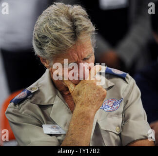 Area remota Medical fondatore Stan Brock ascolta i commenti nel corso di una conferenza stampa il giorno finale di una cura di salute clinica istituito dalla remota area Medical al Forum di Inglewood, la California il 18 agosto 2009. Il Los Angeles evento segna la prima volta remota area Medical ha fornito tali cure mediche in una grande area urbana. Il gruppo serve tipicamente pazienti in remote aree rurali degli Stati Uniti e si sposta verso i paesi sottosviluppati. UPI/Jim Ruymen. Foto Stock