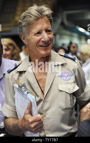 Area remota Medical fondatore Stan Brock parla con i colleghi nel giorno finale di una cura di salute clinica istituito dalla remota area Medical al Forum di Inglewood, la California il 18 agosto 2009. Il Los Angeles evento segna la prima volta remota area Medical ha fornito tali cure mediche in una grande area urbana. Il gruppo serve tipicamente pazienti in remote aree rurali degli Stati Uniti e si sposta verso i paesi sottosviluppati. UPI/Jim Ruymen. Foto Stock