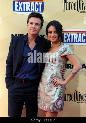 Jason Bateman (L) e Mila Kunis, membri del cast in motion picture commedia "Estratto", frequentare la premiere del film al Arclight Glossari Affini cupola in Los Angeles il 24 agosto 2009. UPI/Jim Ruymen Foto Stock