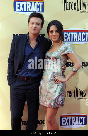Jason Bateman (L) e Mila Kunis, membri del cast in motion picture commedia "Estratto", frequentare la premiere del film al Arclight Glossari Affini cupola in Los Angeles il 24 agosto 2009. UPI/Jim Ruymen Foto Stock