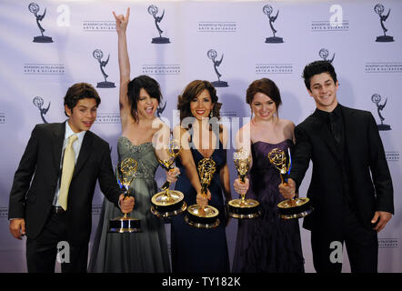 'Wizards of Waverly Place' membri del cast, da sinistra, Jake T. Austin, Selena Gomez, Maria canali Barrera, Jennifer Stone e David Henrie appaiono backstage dopo lo spettacolo ha vinto un Emmy per il programma dei bambini eccezionali, presso il Creative Arts Emmy Awards a Los Angeles il 12 settembre 2009. UPI/Jim Ruymen Foto Stock