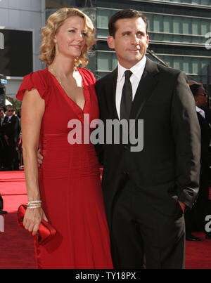 Steve Carell e sua moglie Nancy arrivano al 61st Primetime Emmy Awards presso il Nokia Center di Los Angeles il 20 settembre 2009. UPI /Lori Shepler Foto Stock