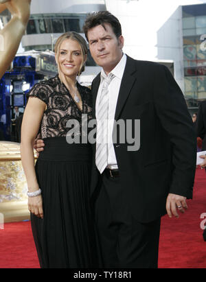 Charlie Sheen e la moglie Brooke Mueller arrivano al 61st Primetime Emmy Awards presso il Nokia Center di Los Angeles il 20 settembre 2009. UPI /Lori Shepler Foto Stock