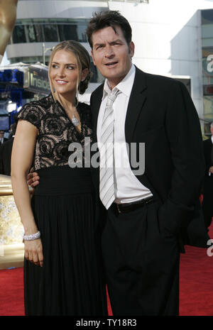 Charlie Sheen e la moglie Brooke Mueller arrivano al 61st Primetime Emmy Awards presso il Nokia Center di Los Angeles il 20 settembre 2009. UPI /Lori Shepler Foto Stock