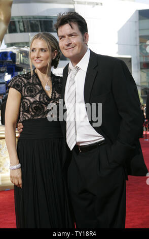 Charlie Sheen e la moglie Brooke Mueller arrivano al 61st Primetime Emmy Awards presso il Nokia Center di Los Angeles il 20 settembre 2009. UPI /Lori Shepler Foto Stock