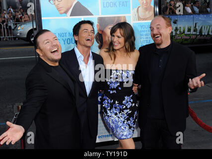 Co-autore, co-direttore e membro del cast Ricky Gervais (L), di Inghilterra, condivide un momento con i membri del cast Rob Lowe, Jennifer Garner e Louis CK (R) durante la premiere del motion picture commedia "l'invenzione di mentire' a Grauman's Chinese Theater nella sezione di Hollywood di Los Angeles il 21 settembre 2009. UPI/Jim Ruymen Foto Stock