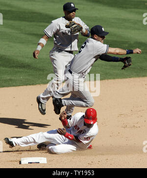 New York Yankees shorstop Derek Jeter (2) che rende il tiro al primo di base per ottenere il doppio gioco come Los Angeles Angels' Erick Aybar è fuori a seconda base nel settimo inning presso Angel Stadium di Anaheim, in California, il 23 settembre 2009. New York Yankees secondo baseman Robinson Cano orologi. Gli Yankees ha vinto il gioco 3-2. UPI/Lori Shepler. Foto Stock
