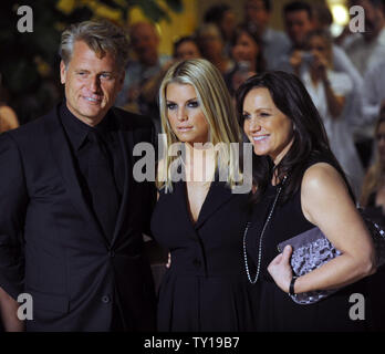 Il cantante Jessica Simpson (C), il suo padre Joe Simpson (L) e madre Tina Simpson arrivano al sorriso Gala dove sono stati onorati da il sorriso di funzionamento, in tutto il mondo i bambini del medico di carità in Beverly Hills, la California il 2 ottobre 2009. UPI/Jim Ruymen Foto Stock