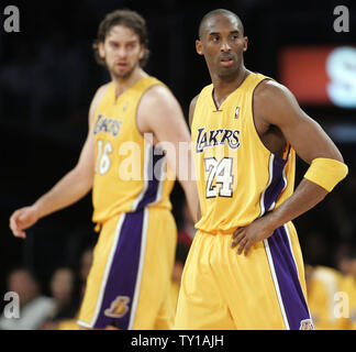 Los Angeles Lakers guard Kobe Bryant, destra e Los Angeles Lakers center Pau Gasol, a sinistra per tornare alla Corte di giustizia contro la Chicago Bulls nella seconda metà del loro NBA gioco di basket a Los Angeles il 19 novembre 2009. UPI/Lori Shepler Foto Stock