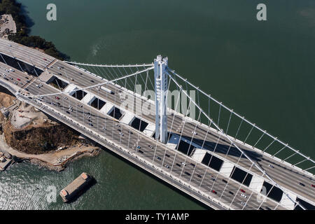 Antenna vista verso il basso del traffico di San Francisco e di Oakland Bay Bridge in California. Foto Stock