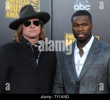 Attore Val Kilmer (L) e 50 Cent aka Curtis Jackson arrivano al trentasettesimo "American Music Awards a Los Angeles il 22 novembre 2009. UPI/Jim Ruymen Foto Stock