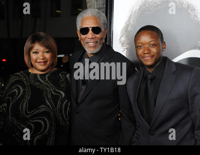 Attore Morgan Freeman (C) pone con Zindzi Mandela e Zwelabo Mandela (R) durante la premiere di Clint Eastwood nuovo dramma biografico motion picture " Invictus " di Beverly Hills, la California il 3 dicembre 2009. Morgan Freeman raffigura Nelson Mandela, nel suo primo mandato come Presidente del Sud Africa, avvia una impresa unica di unire l'apartheid-terra strappata: arruolare la nazionale di rugby in una missione per vincere il 1995 Coppa del Mondo di Rugby. UPI/Jim Ruymen Foto Stock