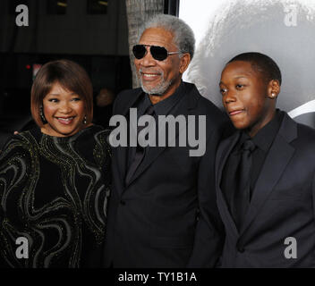 Attore Morgan Freeman (C) pone con Zindzi Mandela e Zwelabo Mandela (R) durante la premiere di Clint Eastwood nuovo dramma biografico motion picture " Invictus " di Beverly Hills, la California il 3 dicembre 2009. Morgan Freeman raffigura Nelson Mandela, nel suo primo mandato come Presidente del Sud Africa, avvia una impresa unica di unire l'apartheid-terra strappata: arruolare la nazionale di rugby in una missione per vincere il 1995 Coppa del Mondo di Rugby. UPI/Jim Ruymen Foto Stock