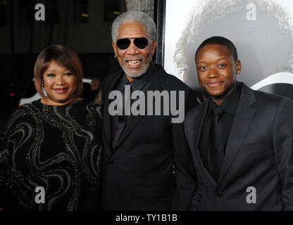 Attore Morgan Freeman (C) pone con Zindzi Mandela e Zwelabo Mandela (R) durante la premiere di Clint Eastwood nuovo dramma biografico motion picture " Invictus " di Beverly Hills, la California il 3 dicembre 2009. Morgan Freeman raffigura Nelson Mandela, nel suo primo mandato come Presidente del Sud Africa, avvia una impresa unica di unire l'apartheid-terra strappata: arruolare la nazionale di rugby in una missione per vincere il 1995 Coppa del Mondo di Rugby. UPI/Jim Ruymen Foto Stock