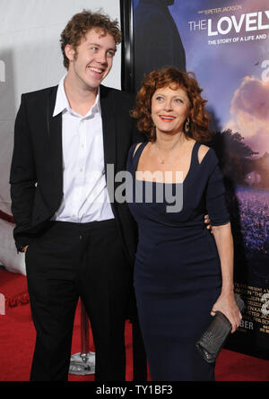 In questa foto scattata dal 7 dicembre 2009, l'attrice Susan Sarandon e suo figlio Jack Robbins, arriva per la prima assoluta di "La bella ossa' a Los Angeles. Sarandon e attore Tim Robbins, partner per 23 anni, ha annunciato giovedì, 23 dicembre 2009, attraverso la loro pubblicista, essi separati nel corso dell'estate e hanno rotto. UPI/Jim Ruymen/file Foto Stock