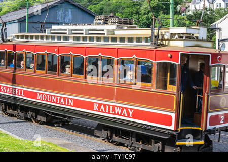 Laxey, Isola di Man, 15 giugno 2019. La Manx elettrica ferroviaria è un elettrico interurbano di collegamento tranviario Douglas, Laxey e Ramsey nell'Isola di Man Foto Stock