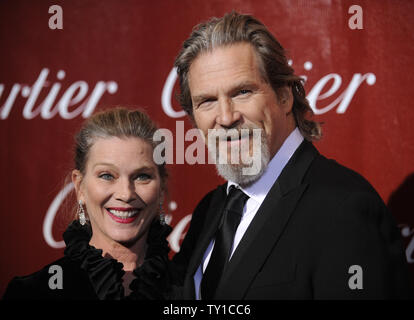 Attore Jeff Bridges (R) e la moglie Susan assistere al Palm Springs International Film Festival Awards Gala in Palm Springs, California il 5 gennaio 2010. UPI/ Phil McCarten Foto Stock