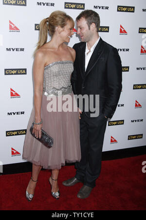 Toni Collette e marito Dave Galafassi arrivano sul tappeto rosso al G'Day USA 2010 Los Angeles Black Tie Gala in Hollywood, il 16 gennaio 2010. I successi di eventi di alto profilo per i singoli contributi significativi per le loro industrie e per l'eccellenza nel promuovere l'Australia negli Stati Uniti. (UPI/David Silpa) Foto Stock