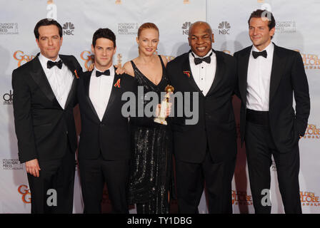 Membri del cast del film "la sbornia', ed Helms, Justin Bartha, Heather Graham, Mike Tyson e Bradley Cooper (L-R) appaiono backstage dopo il film ha vinto il titolo di Best Motion Picture-commedia o musical al 67th Annuale di Golden Globe Awards di Beverly Hills, la California il 17 gennaio 2010. UPI /Jim Ruymen Foto Stock