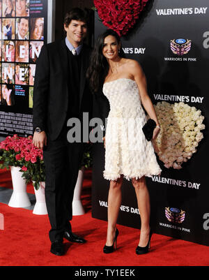 Attore Ashton Kutcher, un membro del cast in motion picture commedia romantica "San Valentino", arriva per la premiere del film con la moglie, attrice Demi Moore a Grauman's Chinese Theater nella sezione di Hollywood di Los Angeles il 8 febbraio 2010. UPI/Jim Ruymen Foto Stock