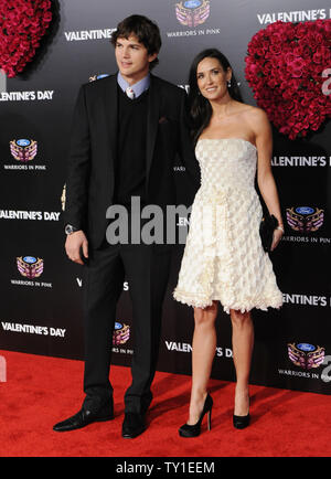 Attore Ashton Kutcher, un membro del cast in motion picture commedia romantica "San Valentino", arriva per la premiere del film con la moglie, attrice Demi Moore a Grauman's Chinese Theater nella sezione di Hollywood di Los Angeles il 8 febbraio 2010. UPI/Jim Ruymen Foto Stock