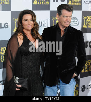 Attore Pierce Brosnan e sua moglie Keely Shaye Smith arriva alla XXV annuale di Film Independent Spirit Awards a Los Angeles il 5 marzo 2010. UPI/Jim Ruymen Foto Stock