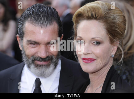 Attore Antonio Banderas e sua moglie attrice Melanie Griffith arrivano sul tappeto rosso al ottantaduesima Academy Awards in Hollywood il 7 marzo 2010. UPI/Fil McCarten Foto Stock