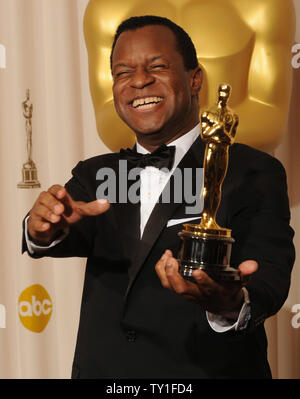 Migliore sceneggiatura adattata vincitore Geoffrey Fletcher appare dietro le quinte con il suo Oscar per adattamento del 'prezioso: basato sul romanzo 'Push' da Sapphire' all'ottantaduesima annuale di Academy Awards in Hollywood il 7 marzo 2010. UPI/Jim Ruymen Foto Stock