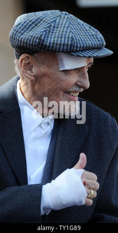 Attore Dennis Hopper ascolta i commenti durante una cerimonia in cui la tramoggia è stato onorato con il 2,403rd stella sulla Hollywood Walk of Fame a Los Angeles il 26 marzo 2010. La tramoggia è stato circondato da una miriade di leggende dello schermo ruotando in onore di lui come egli le battaglie del cancro della prostata. UPI/Jim Ruymen Foto Stock