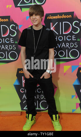 Il cantante Justin Bieber arriva a Nickelodeon il XXIII Incontro annuale Kids' Choice Awards tenutosi presso la UCLA Pauley Pavilion a Los Angeles il 27 marzo 2010. UPI/Jim Ruymen Foto Stock