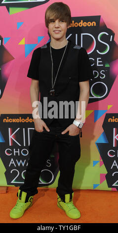 Il cantante Justin Bieber arriva a Nickelodeon il XXIII Incontro annuale Kids' Choice Awards tenutosi presso la UCLA Pauley Pavilion a Los Angeles il 27 marzo 2010. UPI/Jim Ruymen Foto Stock