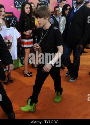 Il cantante Justin Bieber arriva a Nickelodeon il XXIII Incontro annuale Kids' Choice Awards tenutosi presso la UCLA Pauley Pavilion a Los Angeles il 27 marzo 2010. UPI/Jim Ruymen Foto Stock