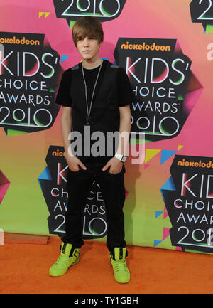 Il cantante Justin Bieber arriva a Nickelodeon il XXIII Incontro annuale Kids' Choice Awards tenutosi presso la UCLA Pauley Pavilion a Los Angeles il 27 marzo 2010. UPI/Jim Ruymen Foto Stock