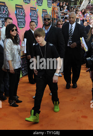 Il cantante Justin Bieber arriva a Nickelodeon il XXIII Incontro annuale Kids' Choice Awards tenutosi presso la UCLA Pauley Pavilion a Los Angeles il 27 marzo 2010. UPI/Jim Ruymen Foto Stock