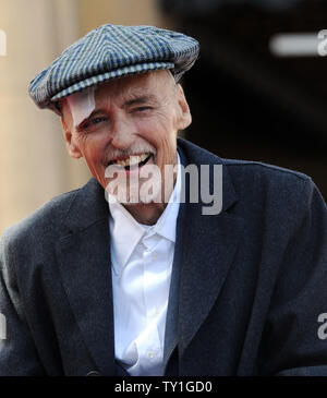 Attore Dennis Hopper ascolta i commenti durante una cerimonia in cui la tramoggia è stato onorato con il 2,403rd stella sulla Hollywood Walk of Fame a Los Angeles il 26 marzo 2010. La tramoggia è morto il 29 maggio 2010 all'età 74 dopo soccombere al cancro della prostata. UPI/Jim Ruymen/file Foto Stock
